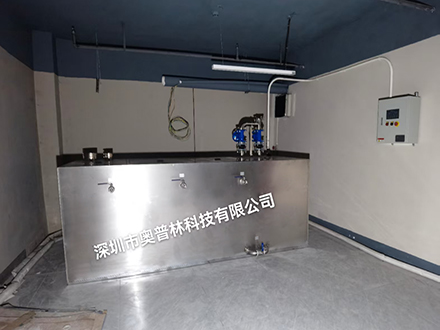 地下室隔油提升一体化设备安装完毕